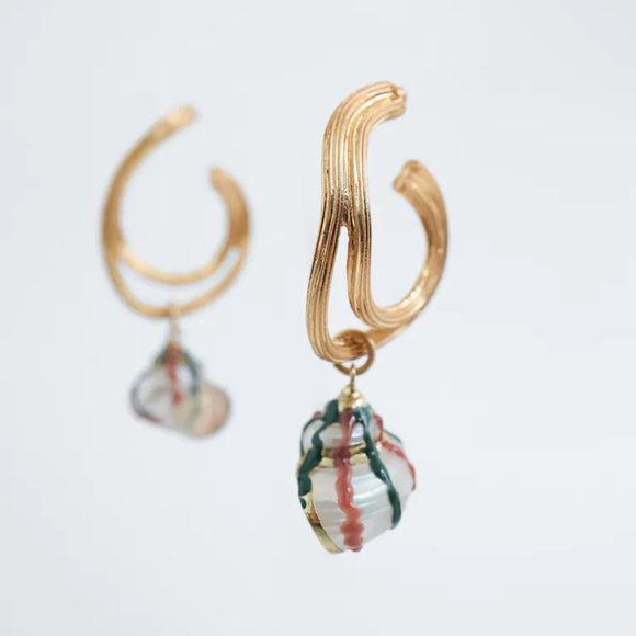 Gold seashell hoop earrings - Picture 3 of 5